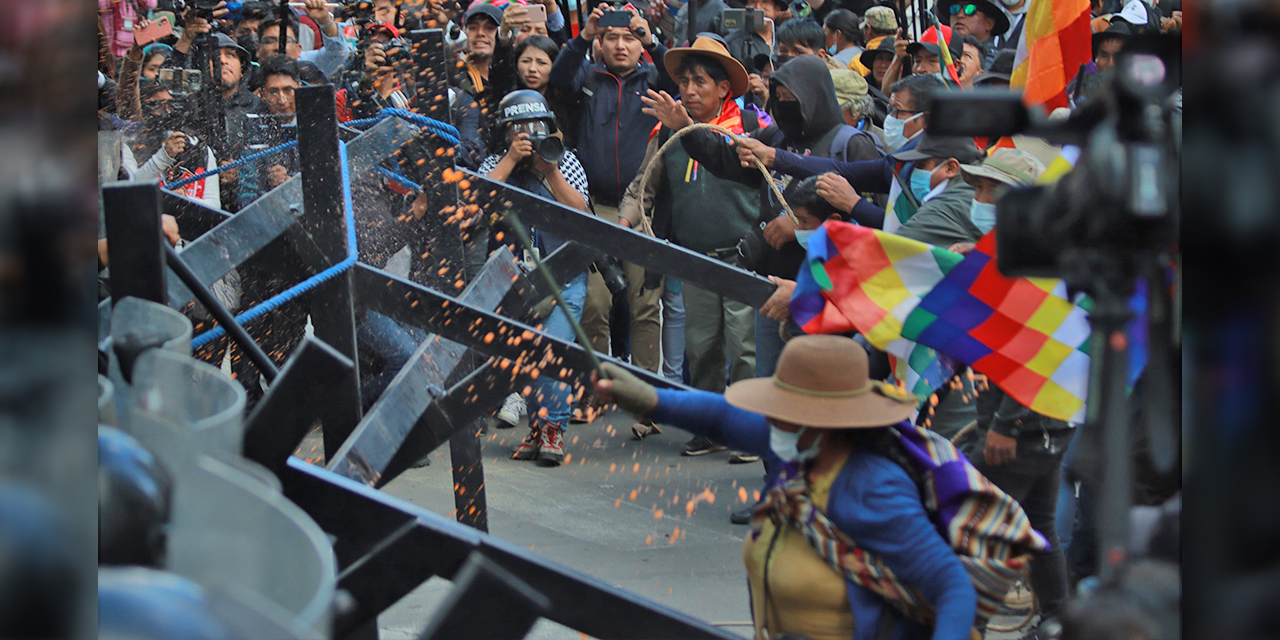 La marcha del evismo genera violencia y exige levantar la pausa ambiental contra los incendios 