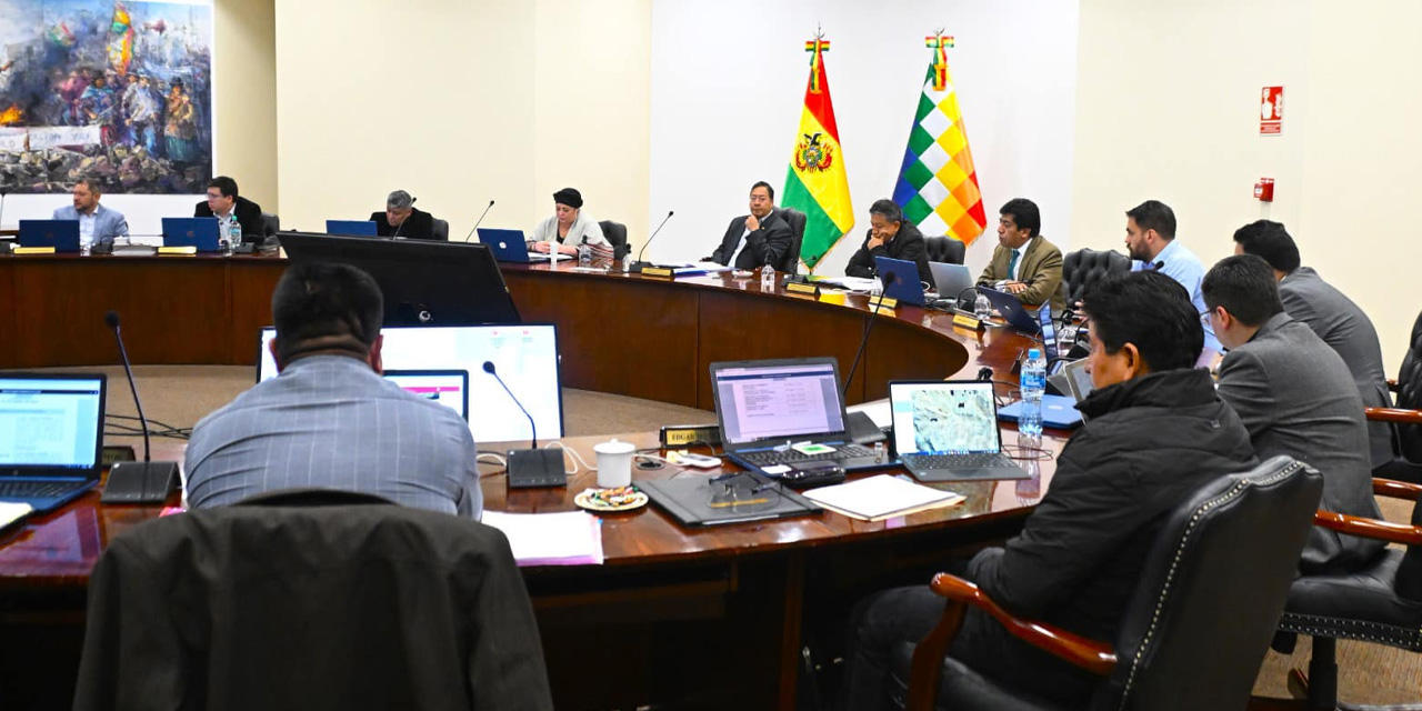 El presidente Luis Arce reunido con sus ministros en la Casa Grande del Pueblo, La Paz.