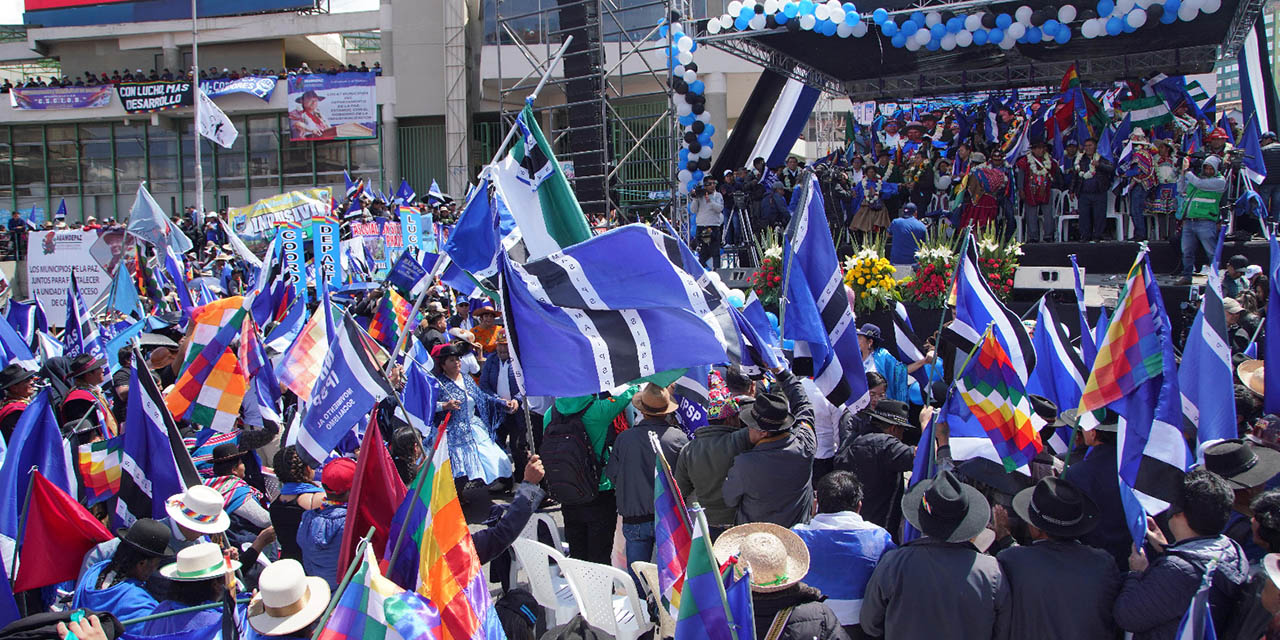 Banderas del MAS-IPSP flamean en un evento.