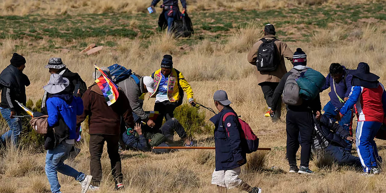 Seguidores de Evo Morales golpean a una persona.