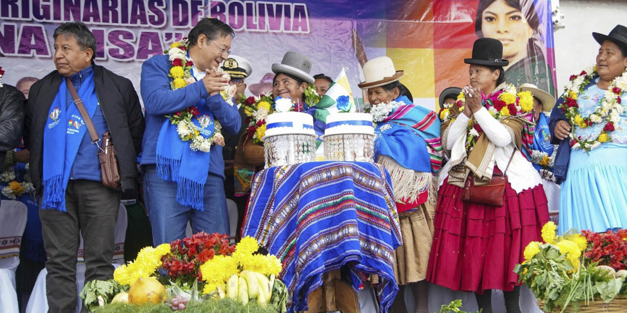 El presidente Luis Arce junto al vicepresidente David Choquehuanca en el acto de aniversario de las ‘Bartolinas’.