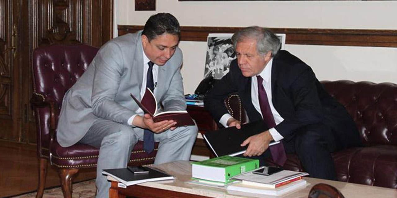 El embajador de Bolivia en la OEA, Héctor Arce, con el secretario general de esa entidad, Luis Almagro.