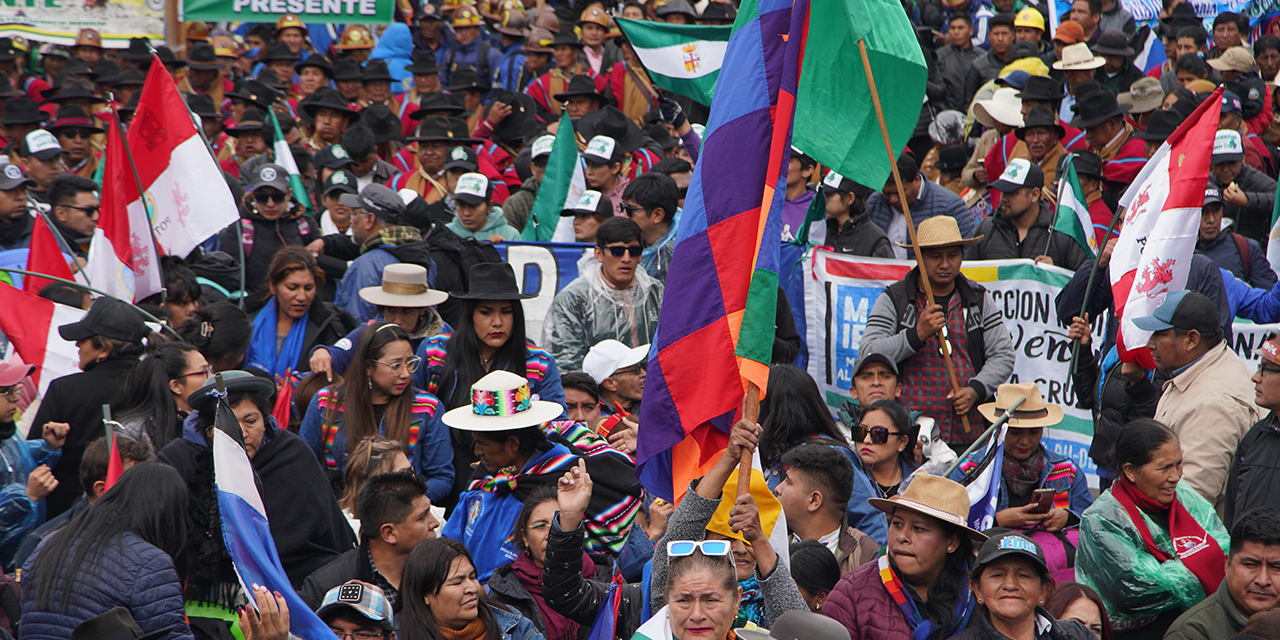 Sectores sociales y militantes del MAS en una actividad en defensa de la democracia en La Paz.