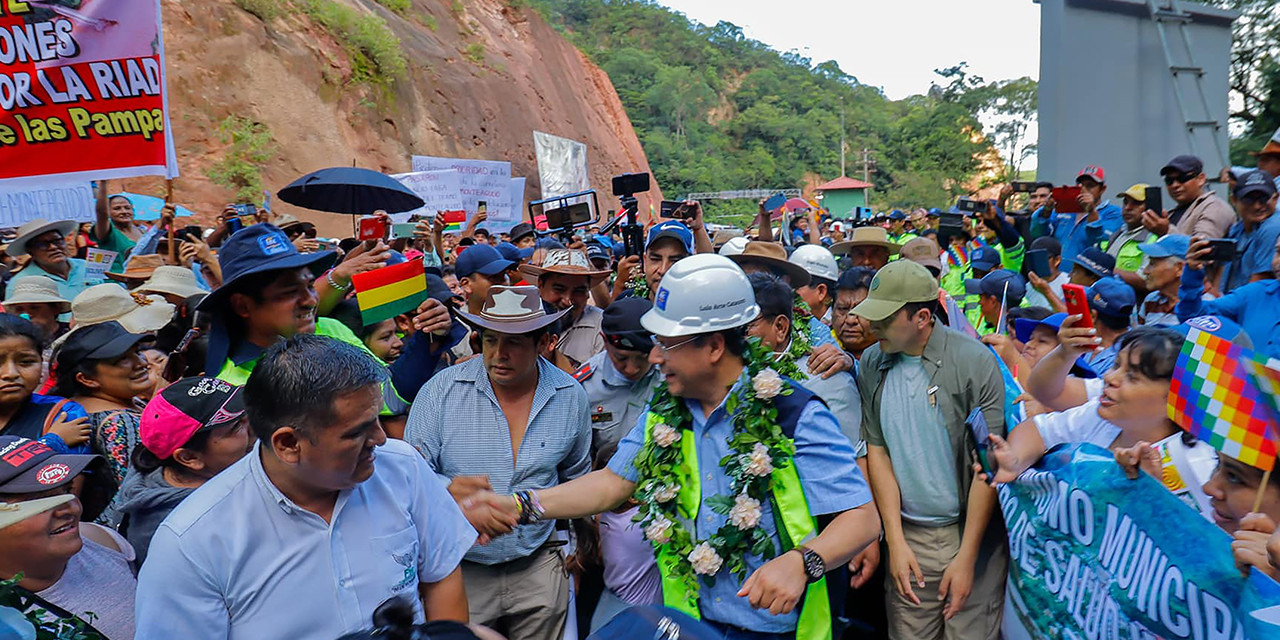 El presidente Luis Arce en la inauguración del túnel de Incahuasi, Chuquisaca.