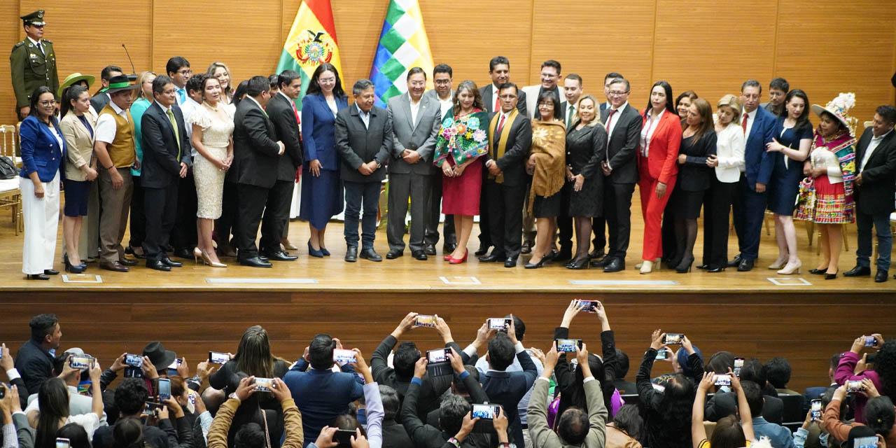 El presidente Luis Arce en la posesión de los nuevos magistrados electos. Foto: Jorge Mamani