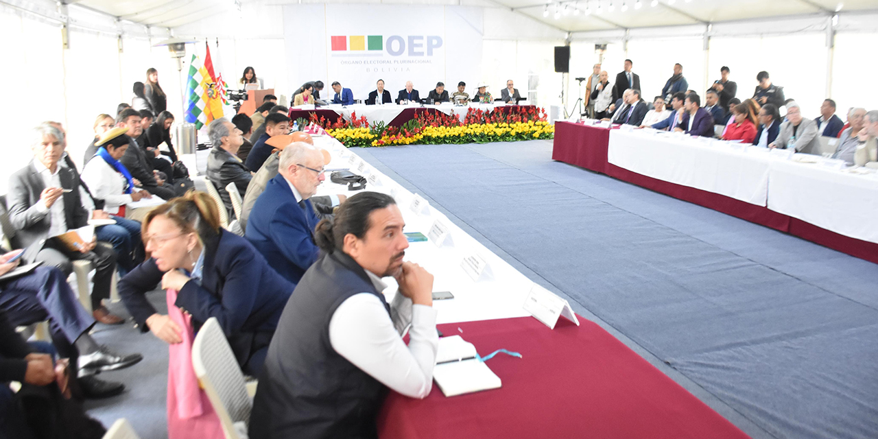 El presidente Arce participa en el encuentro multipartidario del TSE para garantizar las elecciones 2025