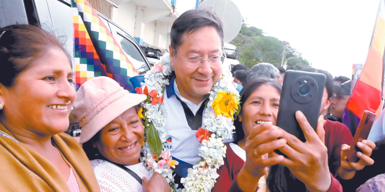 El presidente Luis Arce recibe el cariño de mujeres de Coripata, La Paz. Foto: Presidencia