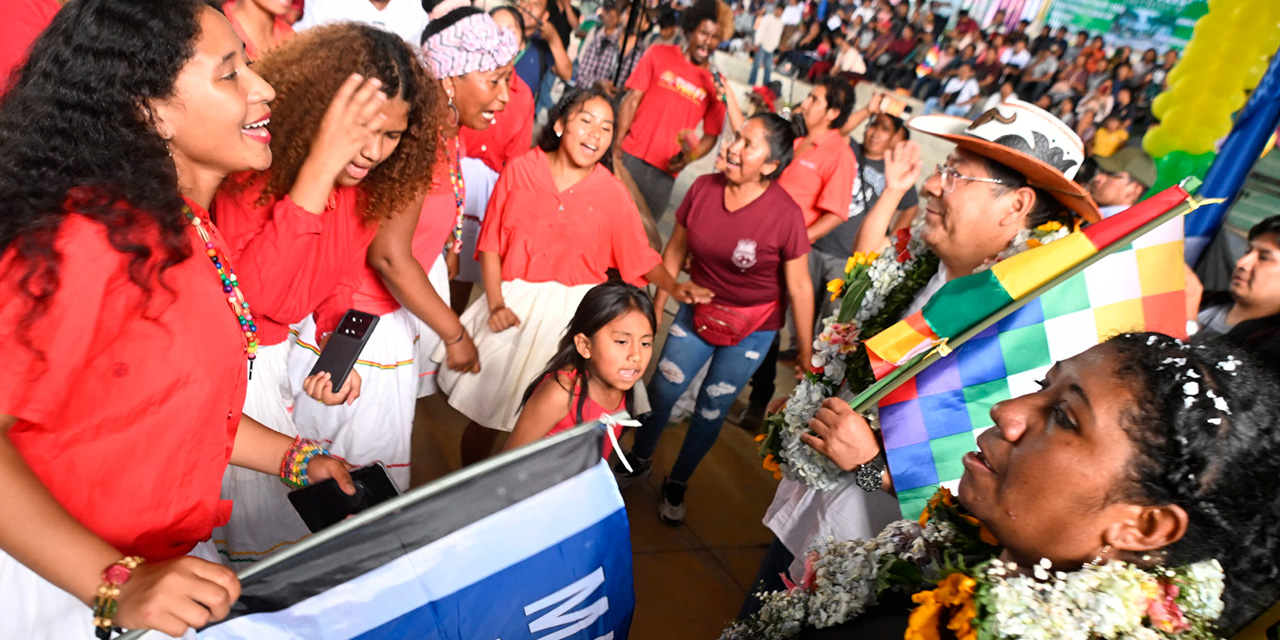 El presidente Arce con los pobladores de Coripata, en los Yungas de La Paz. Foto: Presidencia