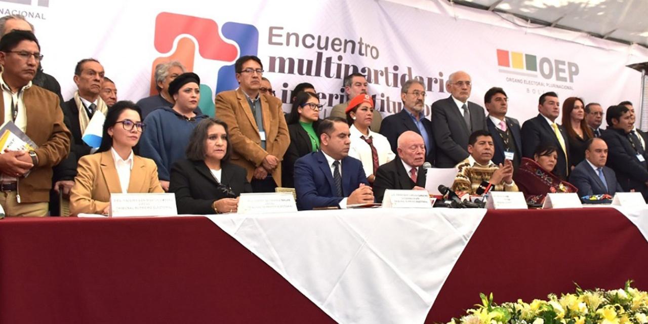 Representantes de los órganos Ejecutivo, Legislativo y Electoral y de las organizaciones políticas y sociales en el Encuentro Multipartidario e Interinstitucional por la Democracia.