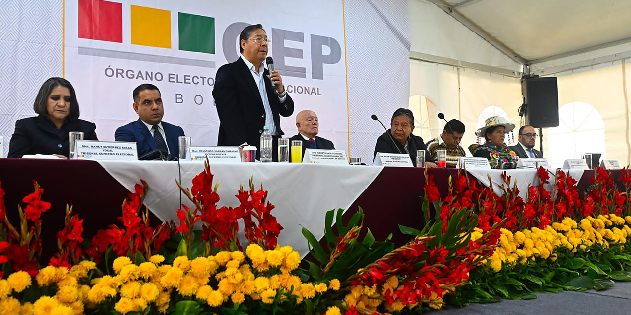 El presidente Luis Arce en el tercer Encuentro por la Democracia junto a los vocales del TSE.