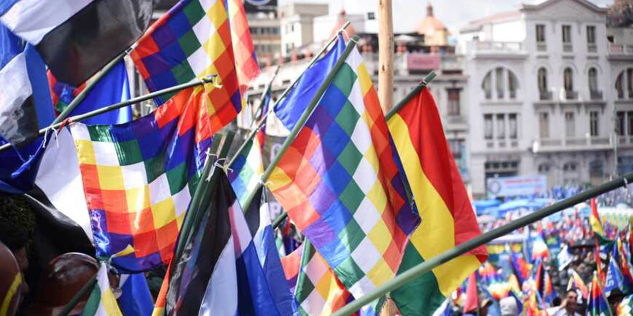 Banderas del MAS-IPSP con la wiphala y la tricolor nacional.