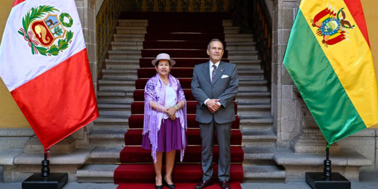 Los ministros de Relaciones Exteriores de Bolivia, Celinda Sosa, y de Perú, Elmer Schialer.