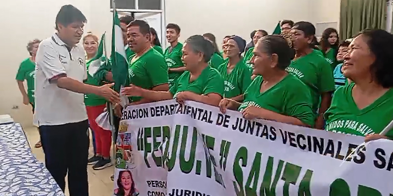 Evo Morales, con polera blanca, saluda a sus seguidores que llevan la camiseta del FPV.