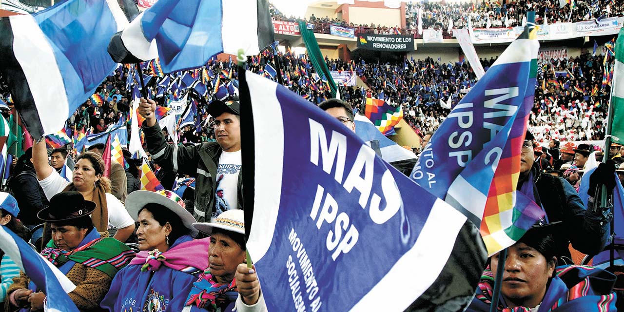 Militantes enarbolan banderas del MAS-IPSP, la fuerza política más importante del país.