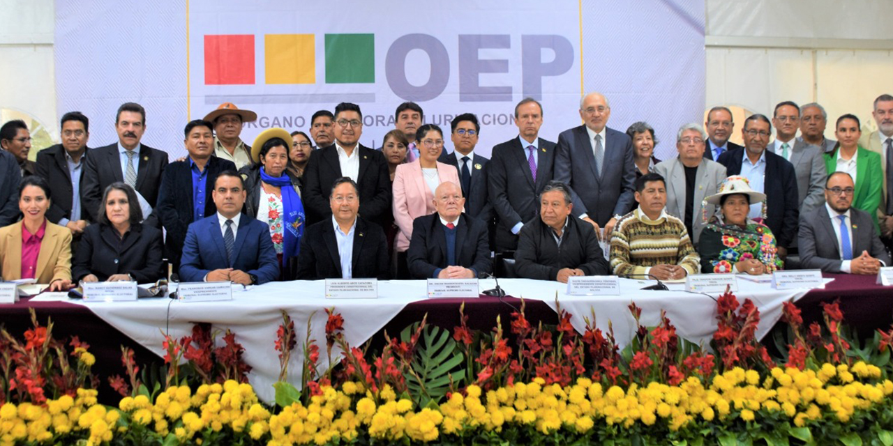 Los participantes en el encuentro multipartidario.