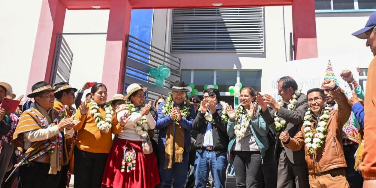 Lucho entrega infraestructura educativa e internado en el municipio orureño de Salinas de Garci Mendoza