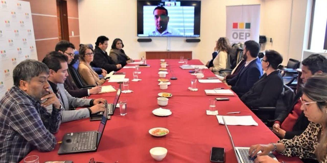 Los representantes de los organismos externos en la reunión con los vocales del Tribunal Supremo Electoral. Foto: TSE