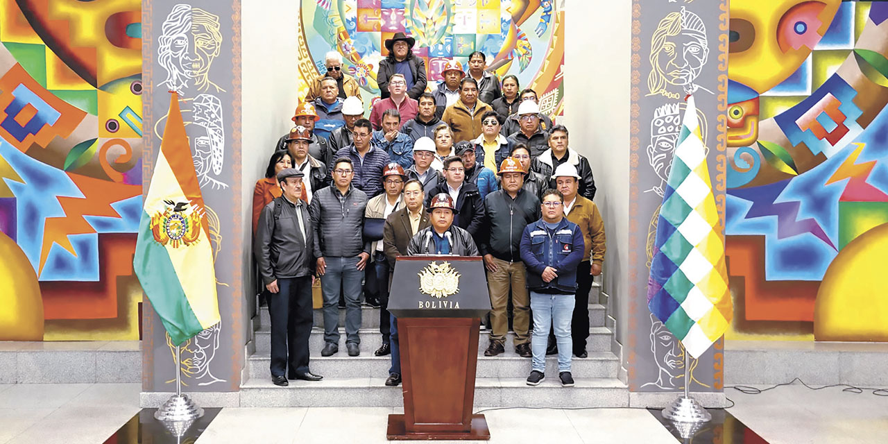 El principal ejecutivo de la COB, Juan Carlos Huarachi, junto a dirigentes y el presidente Luis Arce en la Casa Grande del Pueblo.