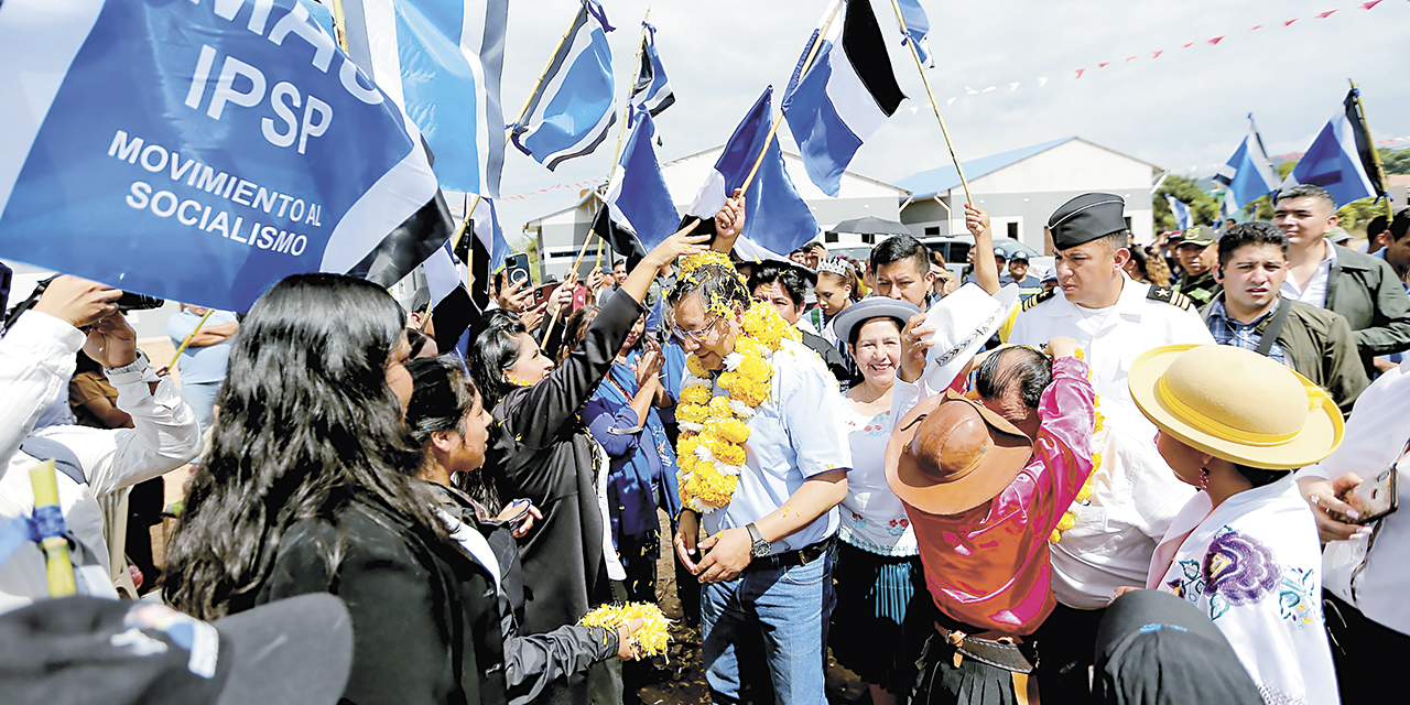 El presidente Luis Arce es recibido por la ciudadanía en Tarija.