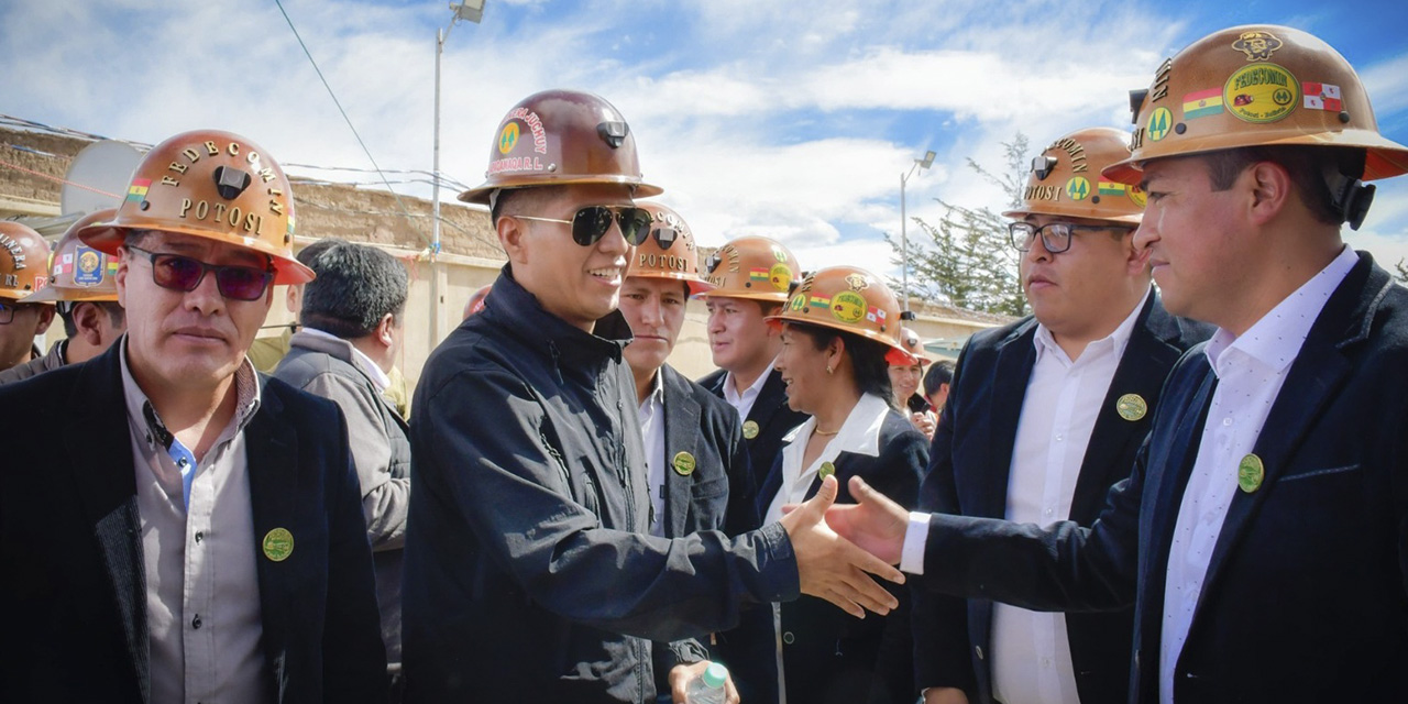Andrónico Rodríguez da la mano a un cooperativista en Oruro.