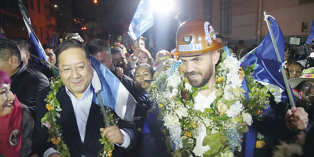 Una masiva caravana arropó a Del Castillo rumbo a su inscripción como candidato del MAS-IPSP.
