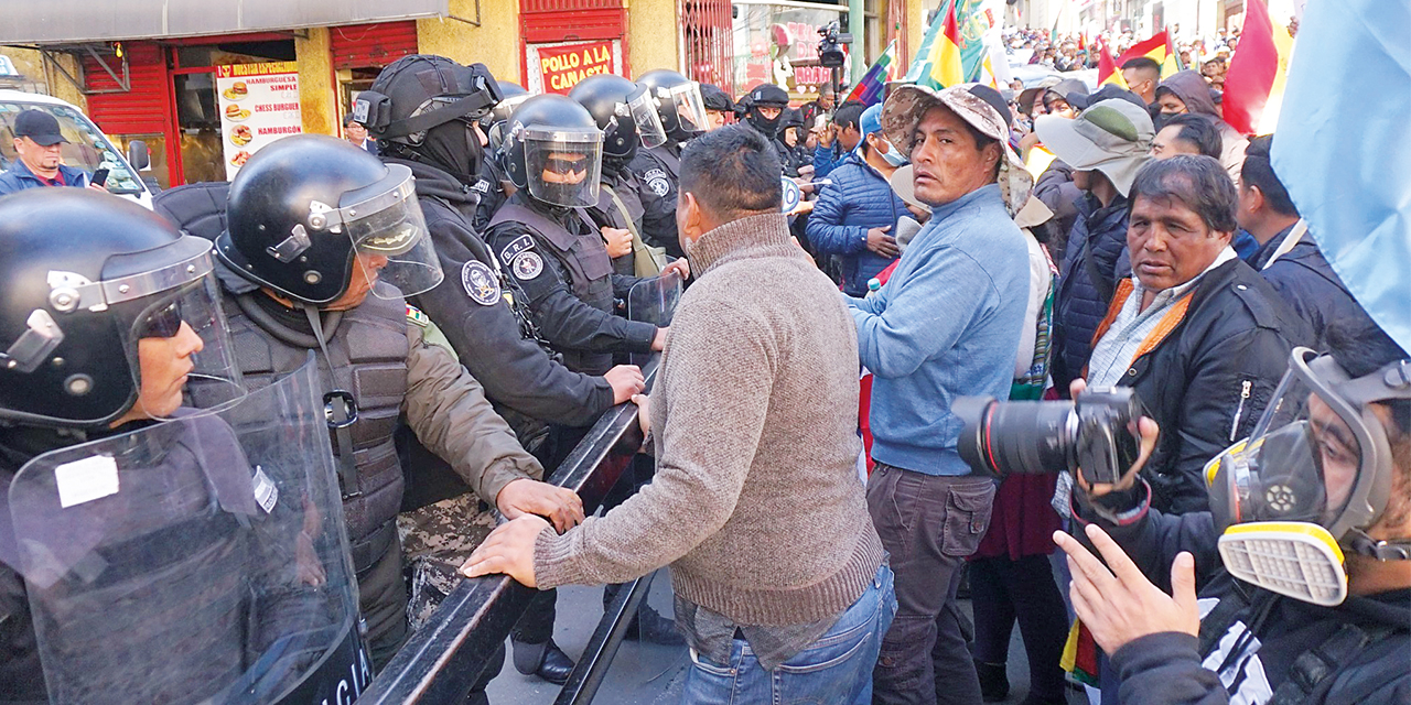 Los evistas generan violencia en La Paz, hieren a cuatro policías e insisten en imponer la candidatura de Morales
