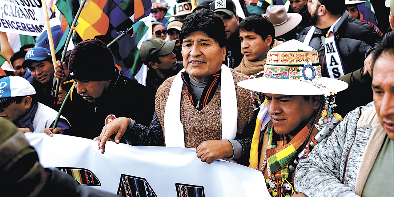 Evo Morales en una marcha hacia La Paz.