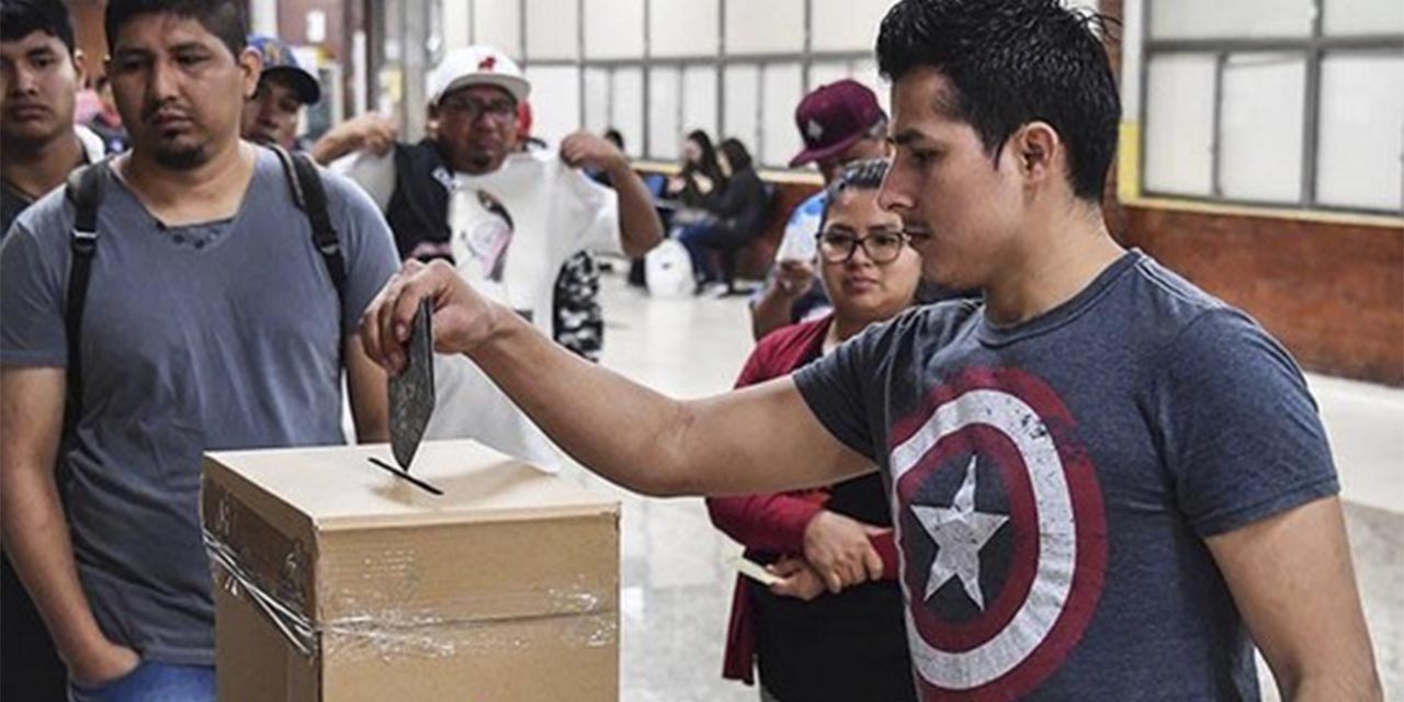 Un ciudadano boliviano emite su voto en EEUU.