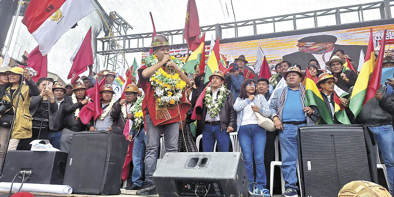 Andrónico Rodríguez (foto centro) junto a cooperativistas de Oruro. 