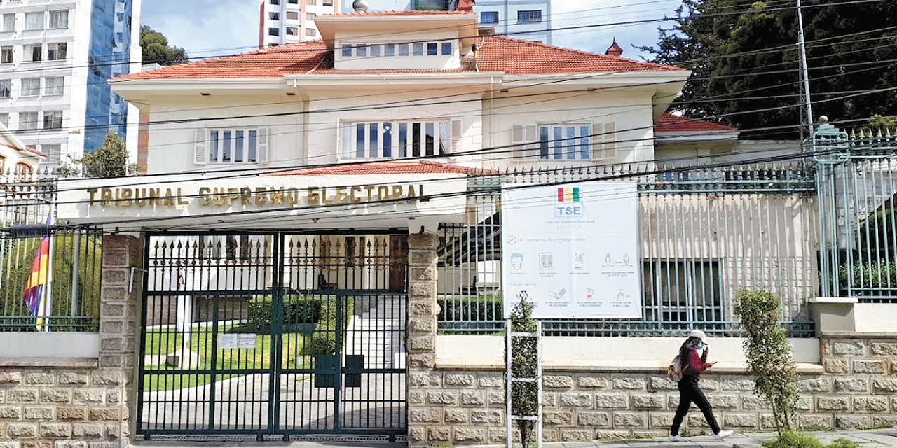 Frontis del TSE, en La Paz.