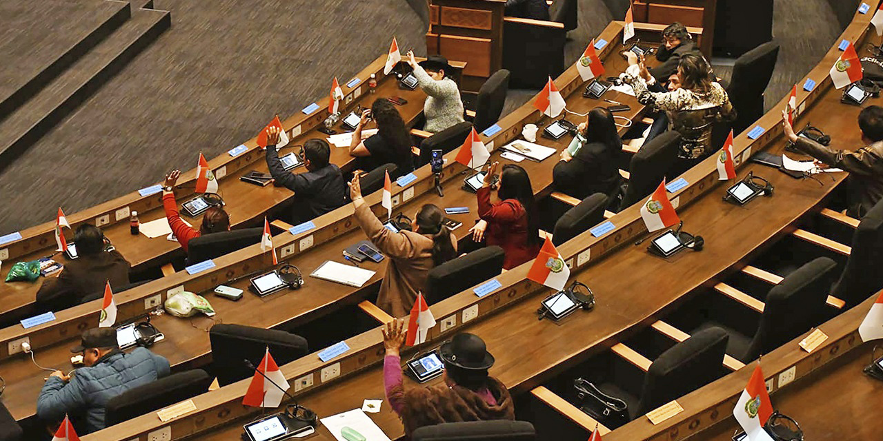 Legisladores en la sesión del pleno de la Asamblea, en abril.