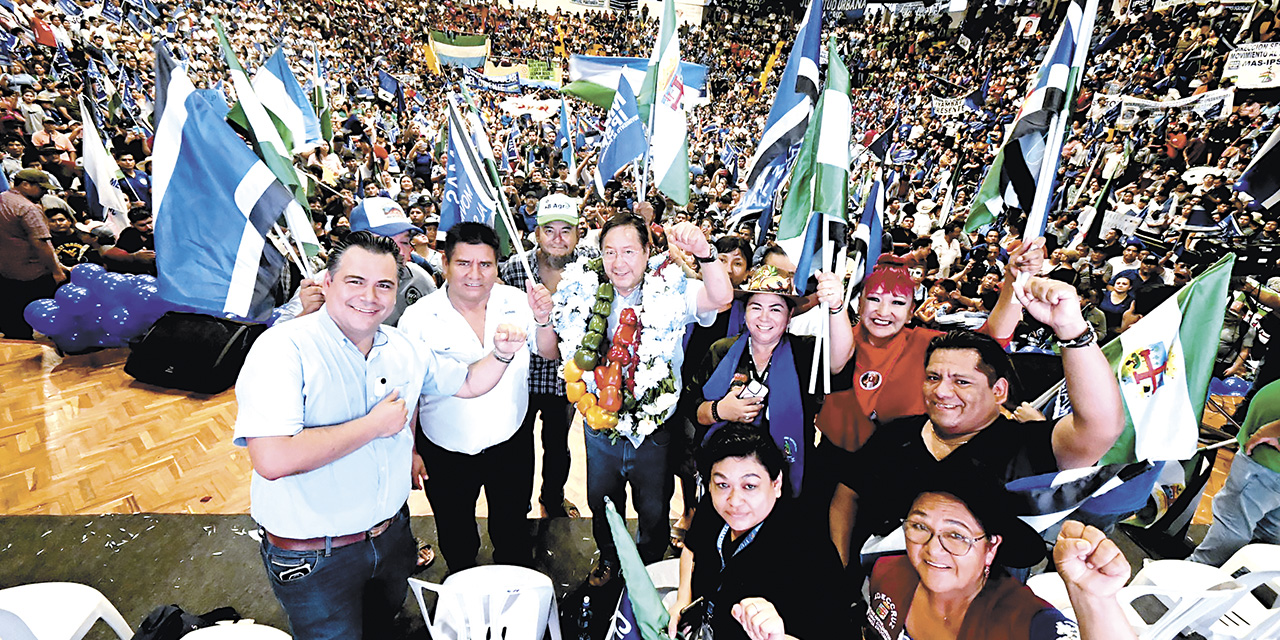 Organizaciones del Bloque Oriente junto al presidente Luis Arce, en su proclamación.