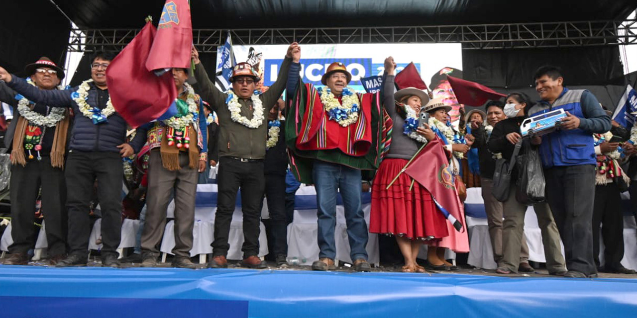 El presidente Luis Arce junto a dirigentes de  sectores y autoridades ediles de Oruro.