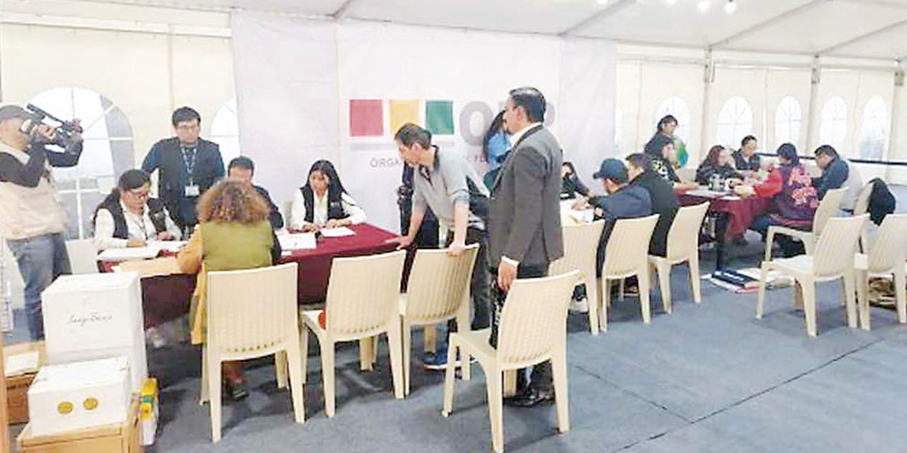 Delegados de partidos políticos inscriben las listas de sus candidatos. Ocurrió en la sede del TSE, el lunes.