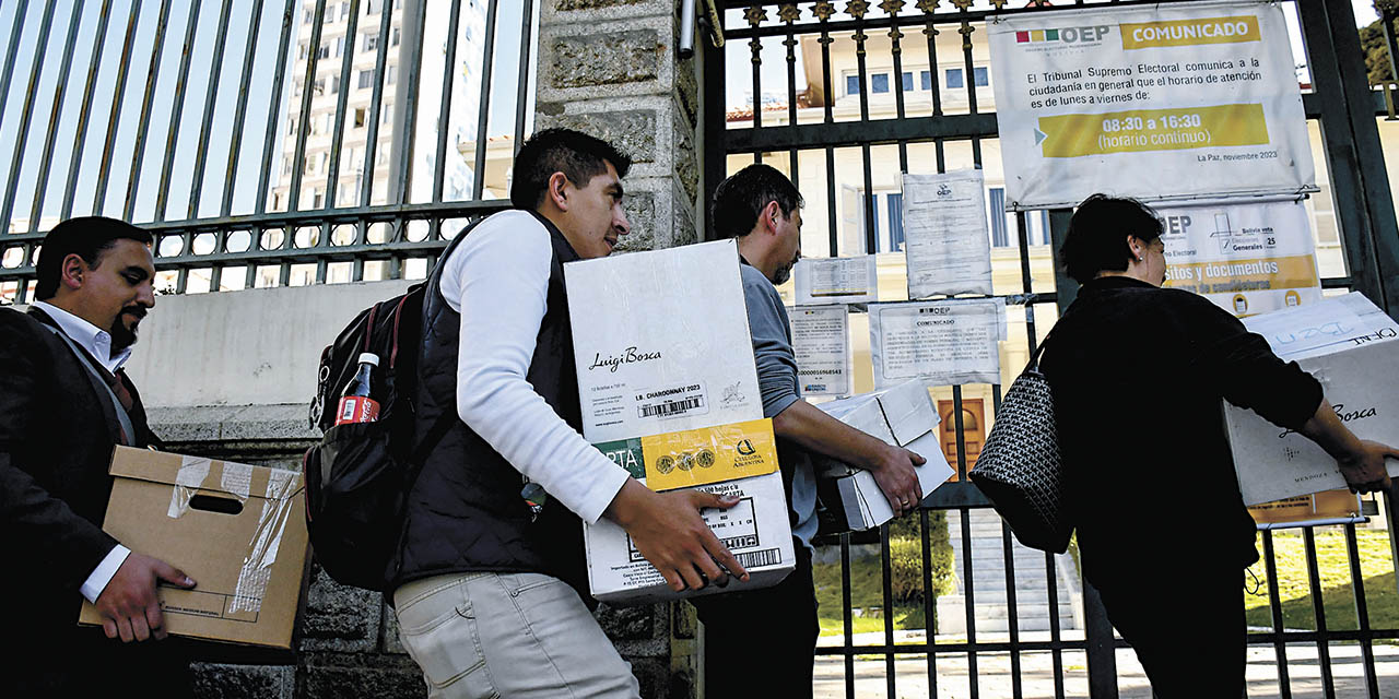 Los partidos hacen llegar sus listas a oficinas del TSE.