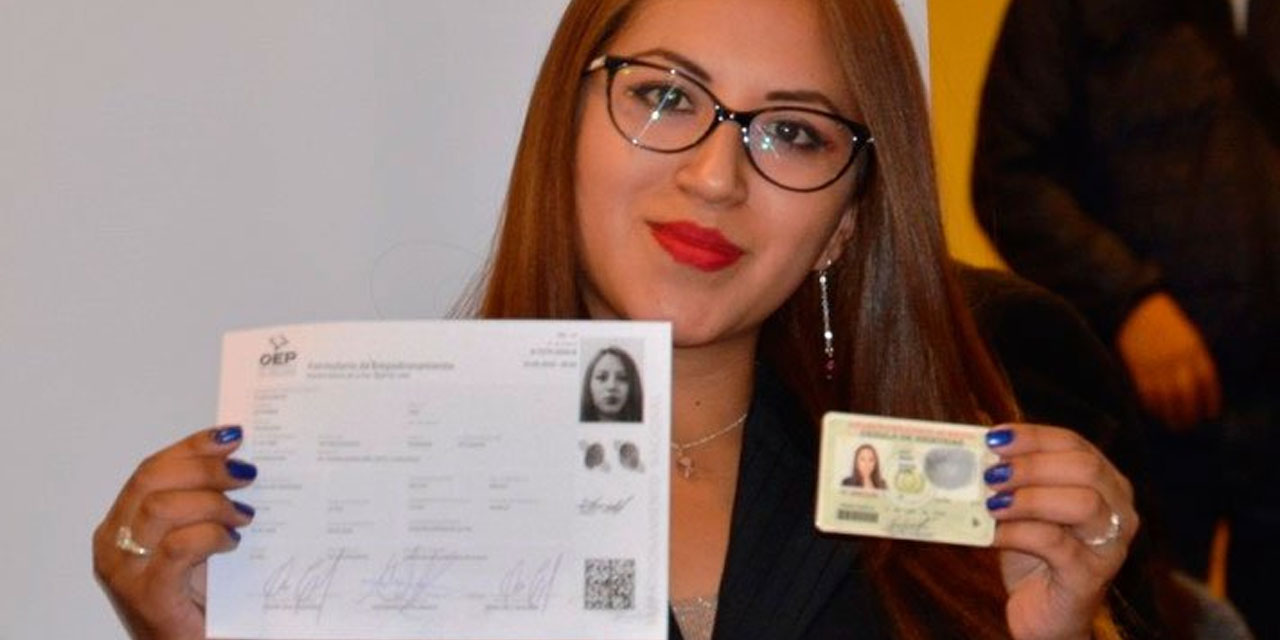 Ciudadana luego de rehabilitarse para votar en los próximos comicios de agosto. Foto: OEP