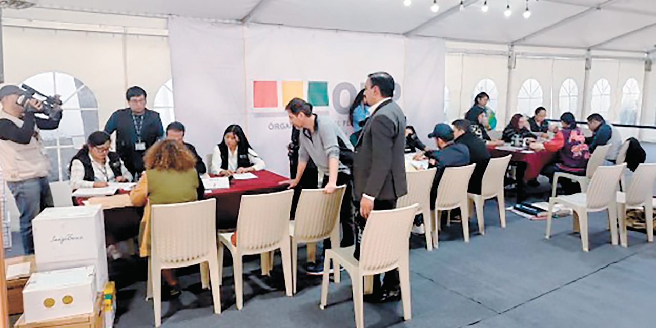 Funcionarios del TSE durante el registro de candidaturas.