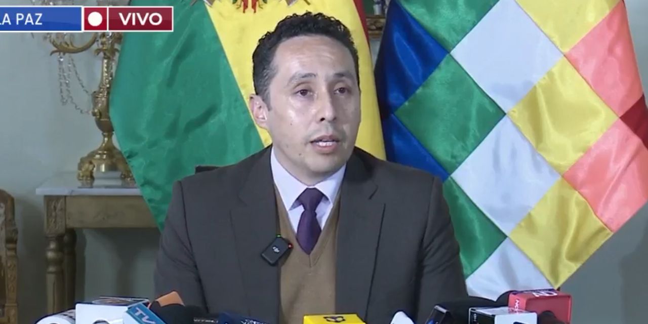 El viceministro de Gestión Consular, Fernando Pérez, en conferencia de prensa, este sábado.
