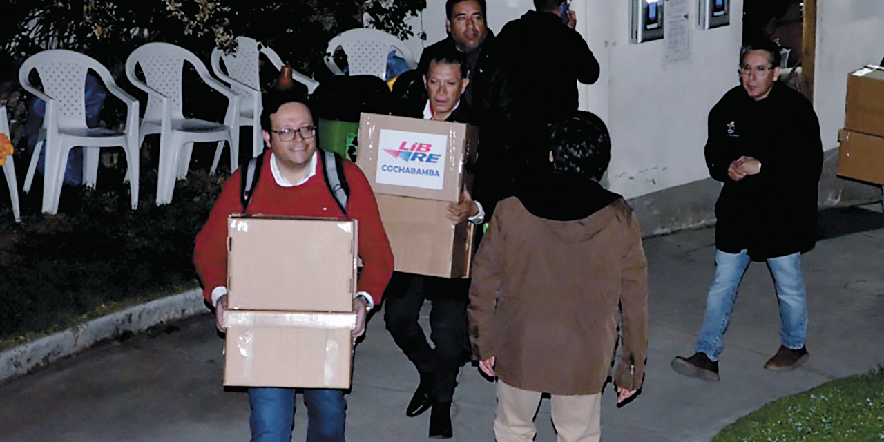 Representantes de Alianza Libre ingresan con las listas físicas de sus candidatos para inscribirlos, el 19 de mayo. 