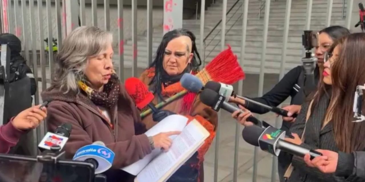 Helen Álvarez, mamá de Andrea Aramayo, y María Galindo presentan pruebas contra Mariana Prado en la Asamblea Legislativa.