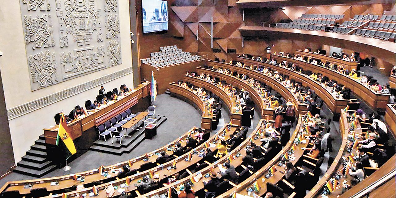 Parlamentarios en una sesión en la Asamblea Legislativa.