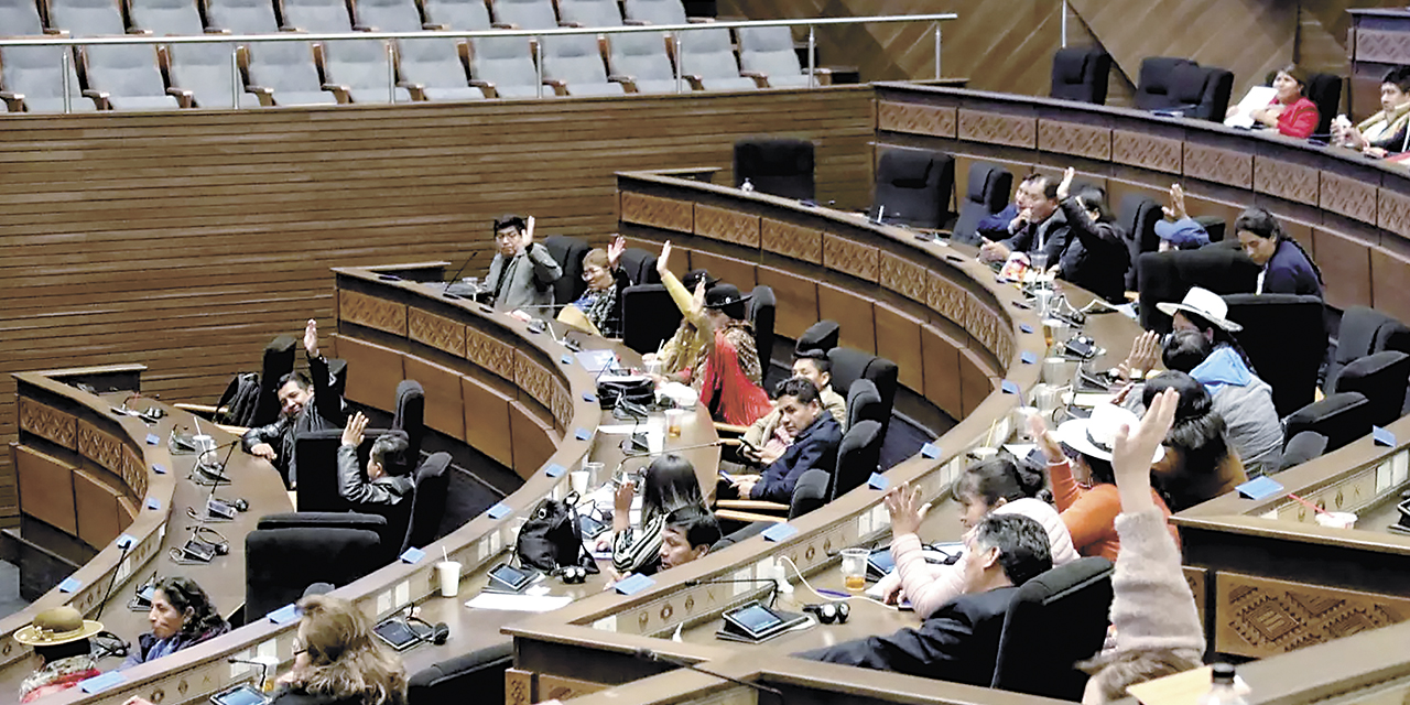 Diputados levantan la mano para aprobar proyectos de transferencia de predios.