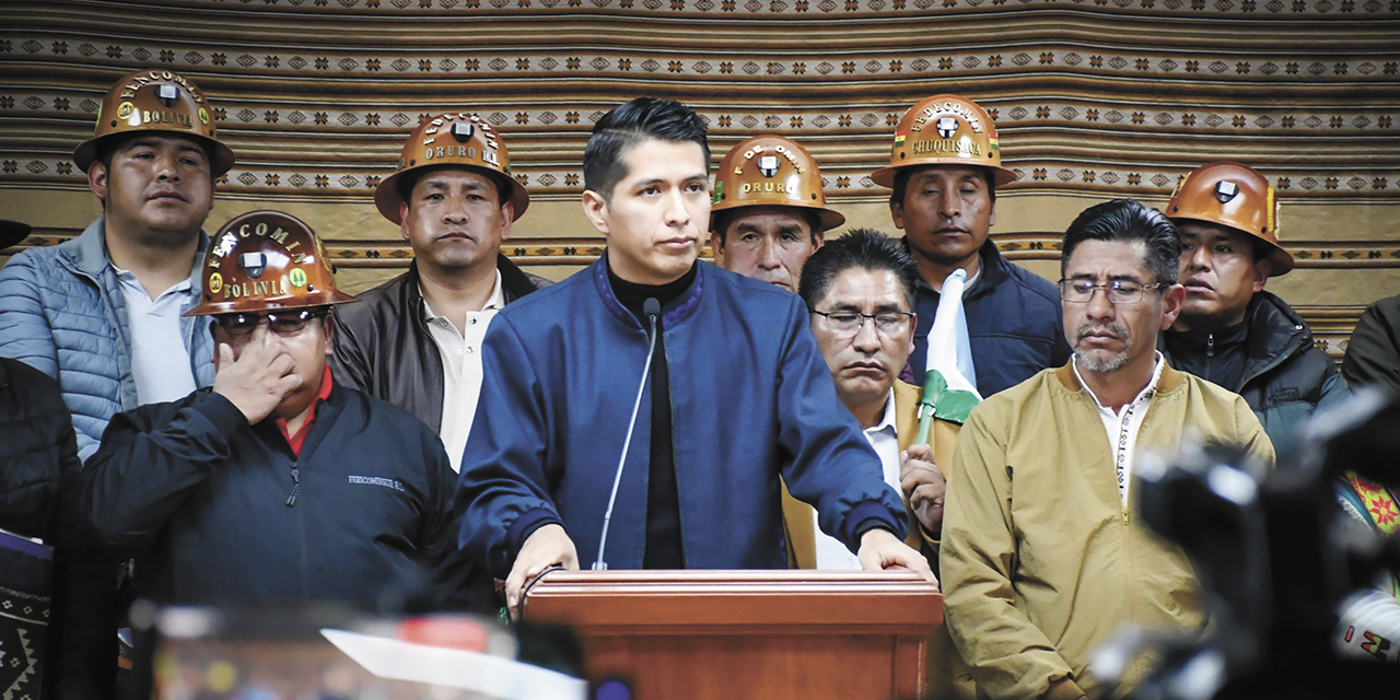 Andrónico Rodríguez junto a cooperativistas y a Félix Patzi.