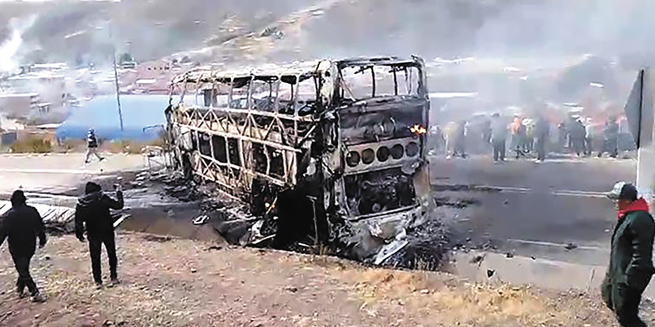 El bus que transportó a los policías fue quemado. 