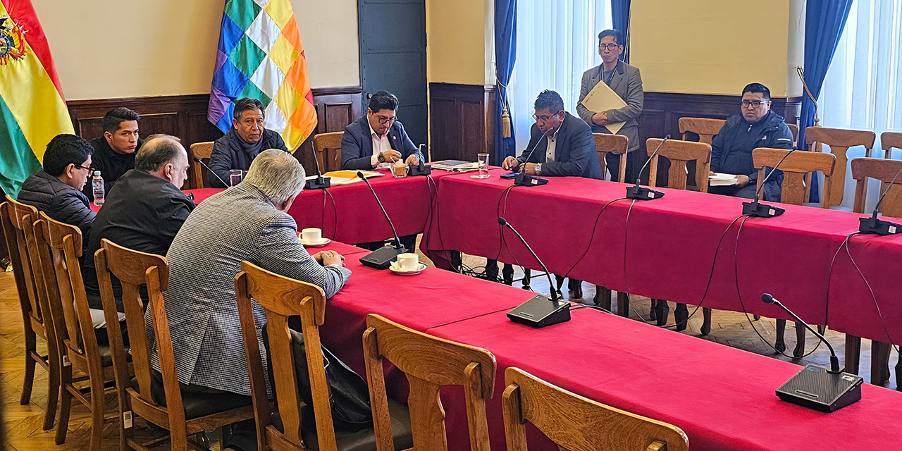 Andrónico falta a la primera reunión de la comisión para destrabar los créditos
