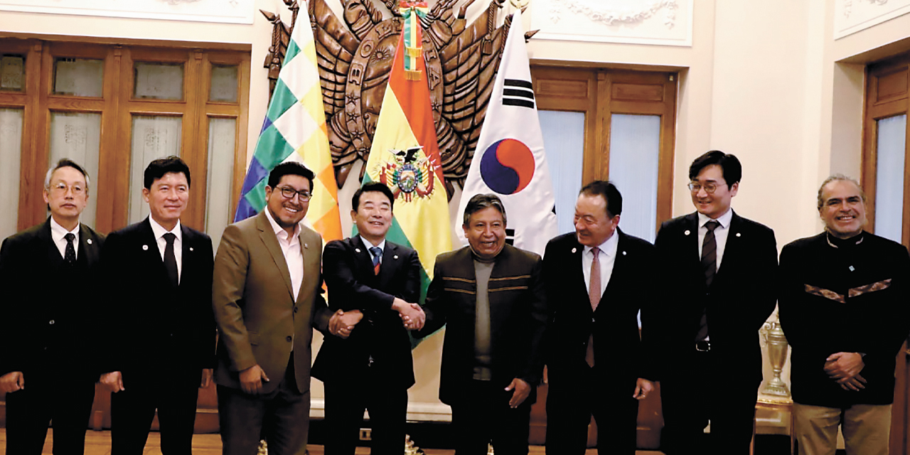 El presidente de Diputados, Omar Yujra, y el vicepresidente David Choquehuanca junto a la delegación de la República de Corea.