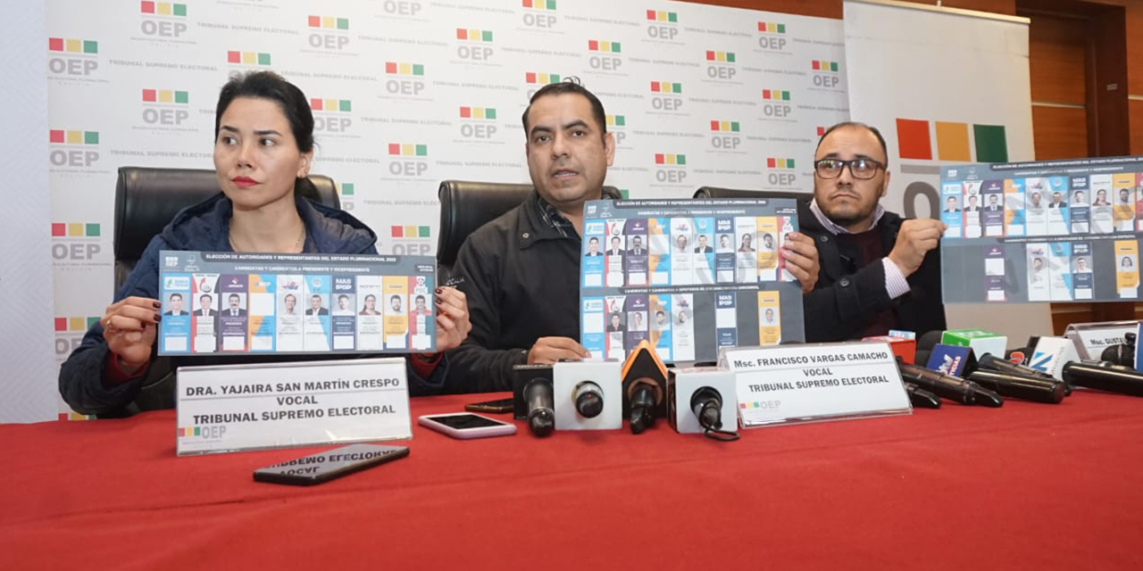 La vocal Yajaira San Martín y sus colegas Francisco Vargas y Gustavo Ávila enseñan las tres papeletas para las elecciones de agosto.