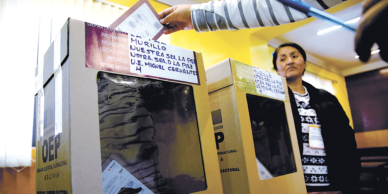 Una persona emite su voto en un recinto electoral de La Paz.