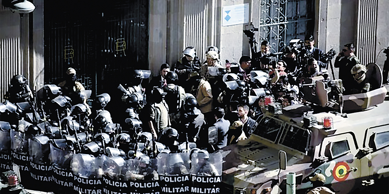 Militares que intentaron ejecutar un golpe de Estado en puertas del Palacio Quemado.