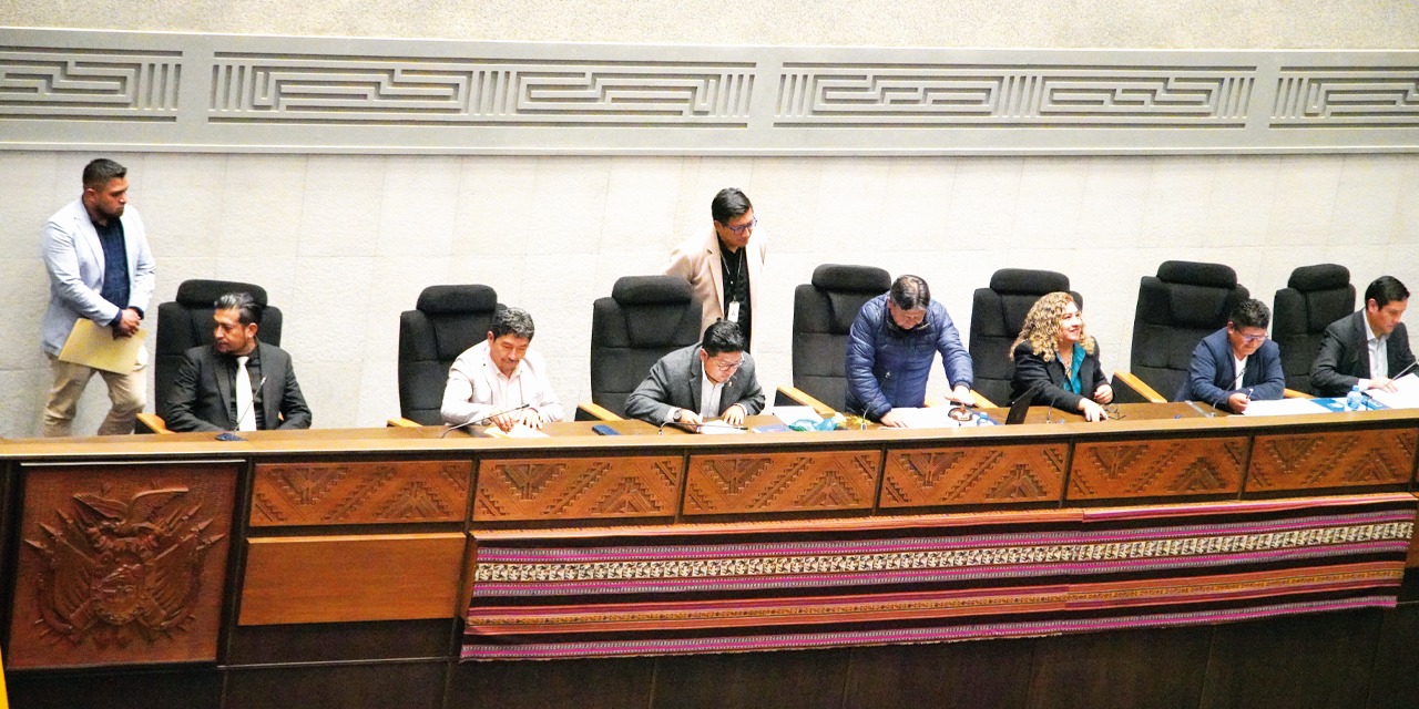 El presidente nato de la ALP, David Choquehuanca (al medio), junto a legisladores.